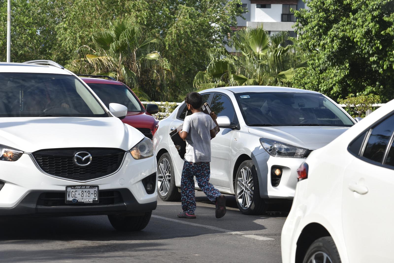 $!En Culiacán entre 200 a 300 familias trabajan o piden dinero en vía pública