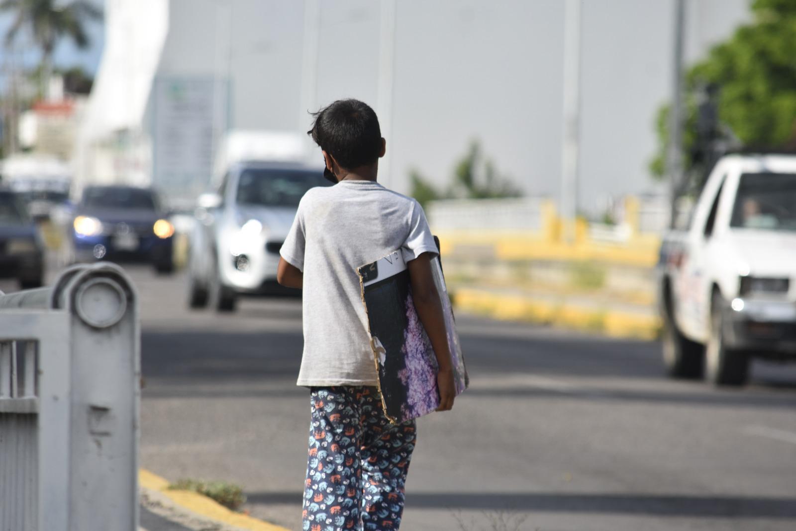 $!En Culiacán entre 200 a 300 familias trabajan o piden dinero en vía pública