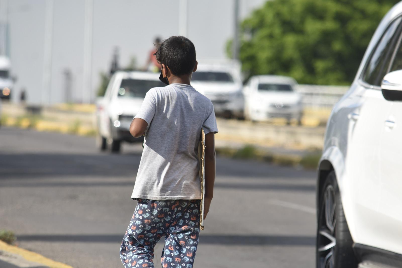 $!En Culiacán entre 200 a 300 familias trabajan o piden dinero en vía pública