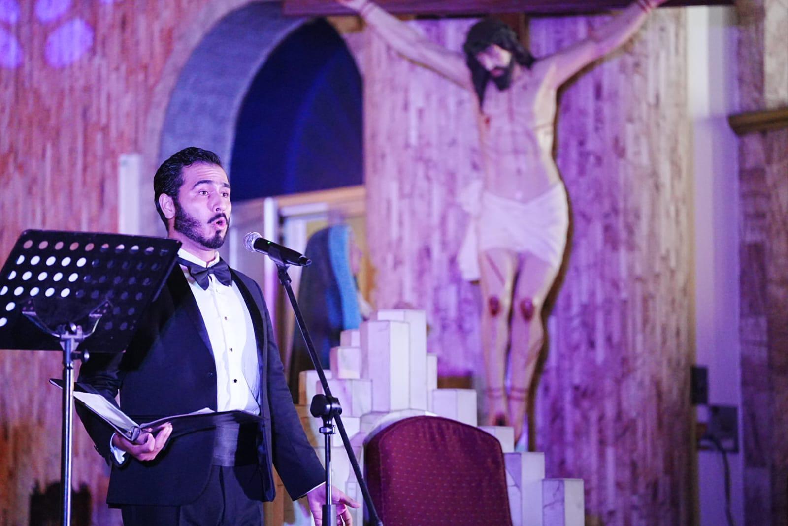 $!Alejandro Yépez interpretando temas del repertorio navideño acompañado por la orquesta.