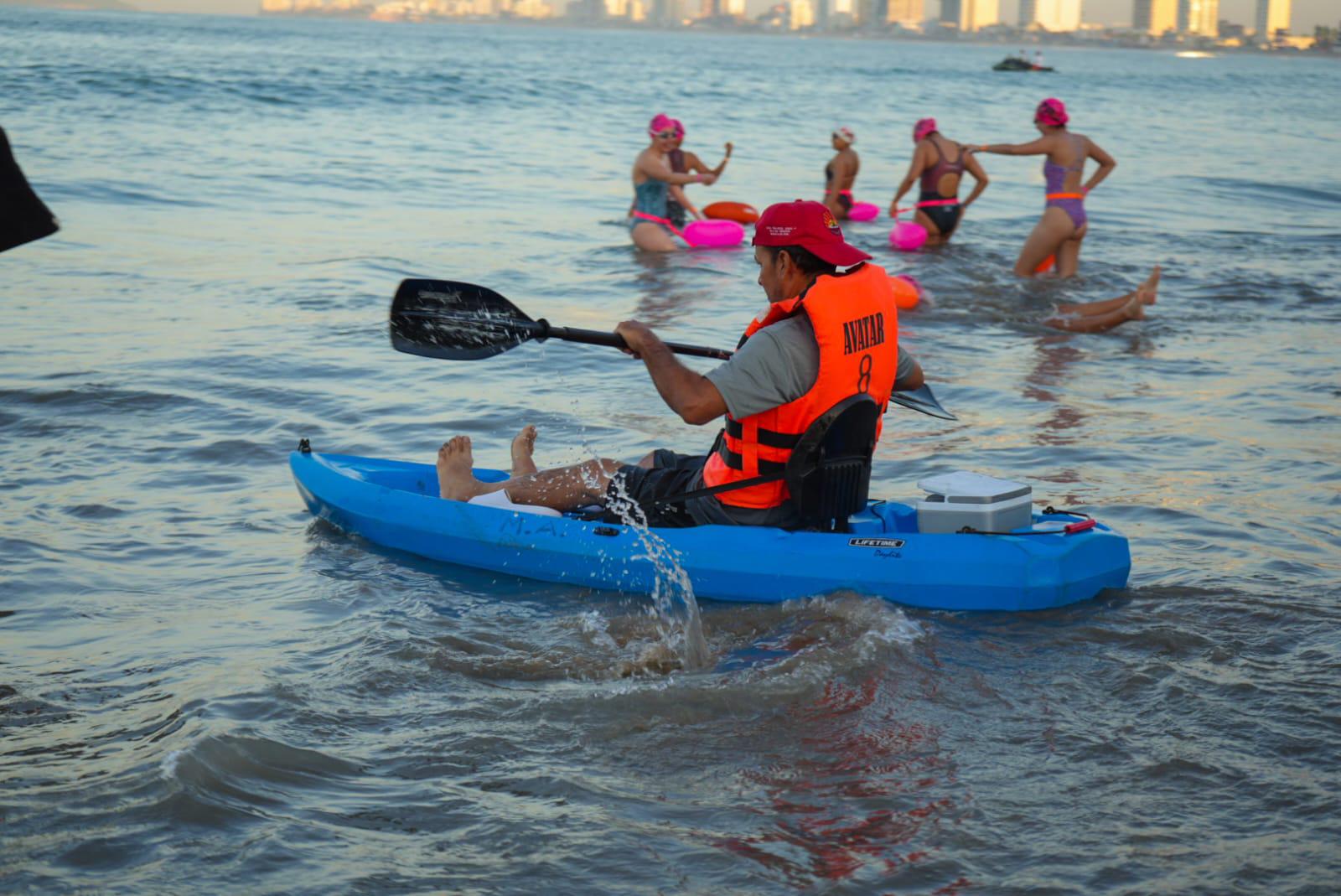 $!Perpetúan nadadores la tradición de la travesía a la Isla del Medio