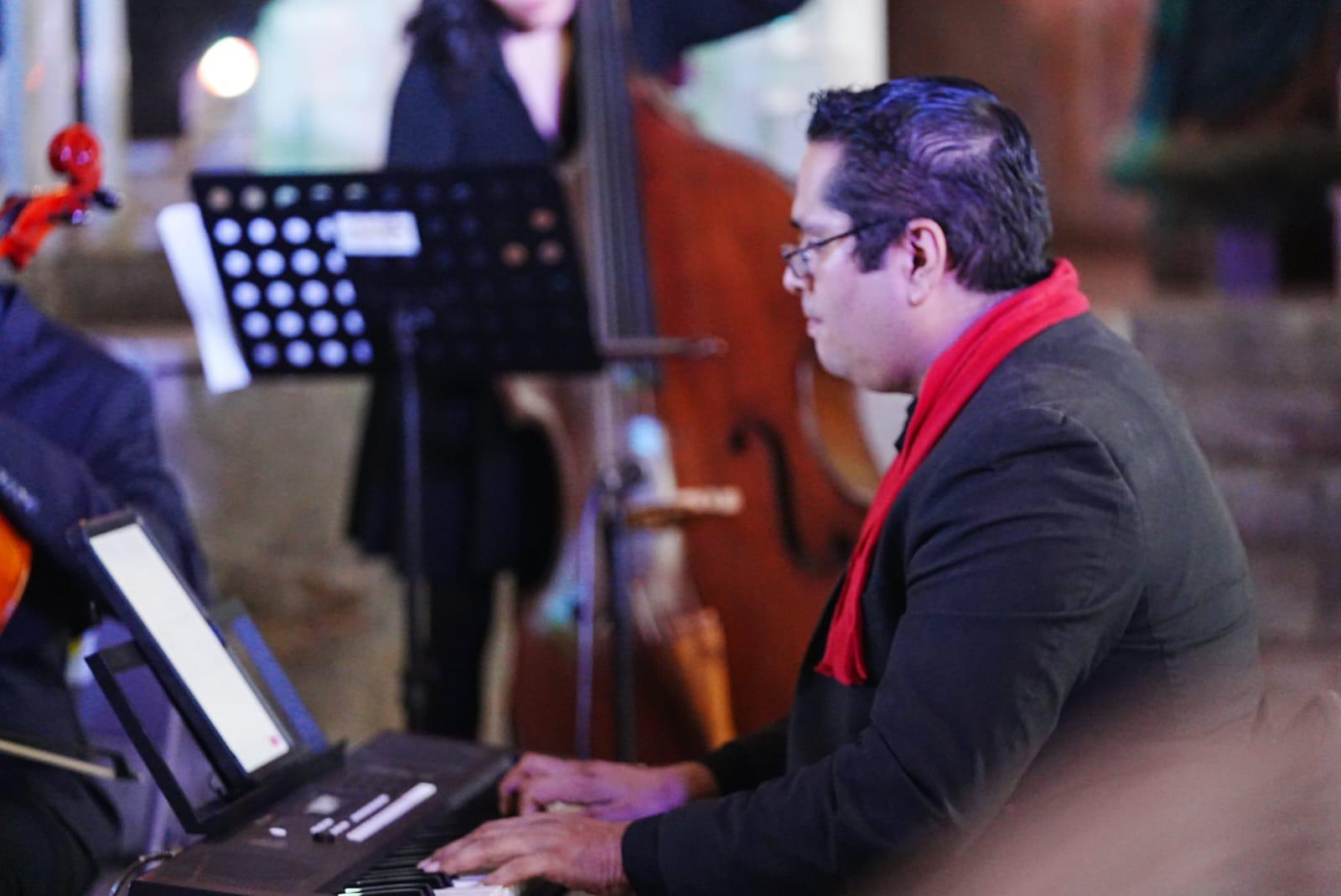 $!Bajo la batuta de Pablo López, la Orquesta de Cámara Santa Cecilia acompañó a los solistas en el concierto navideño.