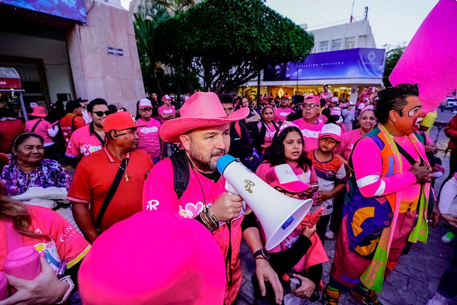 $!Poncho Lizárraga, líder de la Banda El Recodo, apoyó en todo momento a su pequeña hija Ximena.
