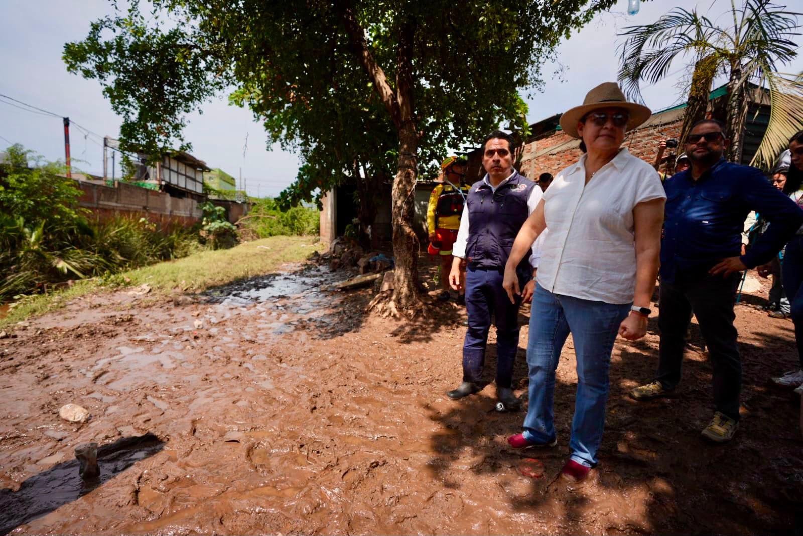 $!Supervisa Alcaldesa de Mazatlán la zona de Urías afectada por las lluvias torrenciales de esta miércoles