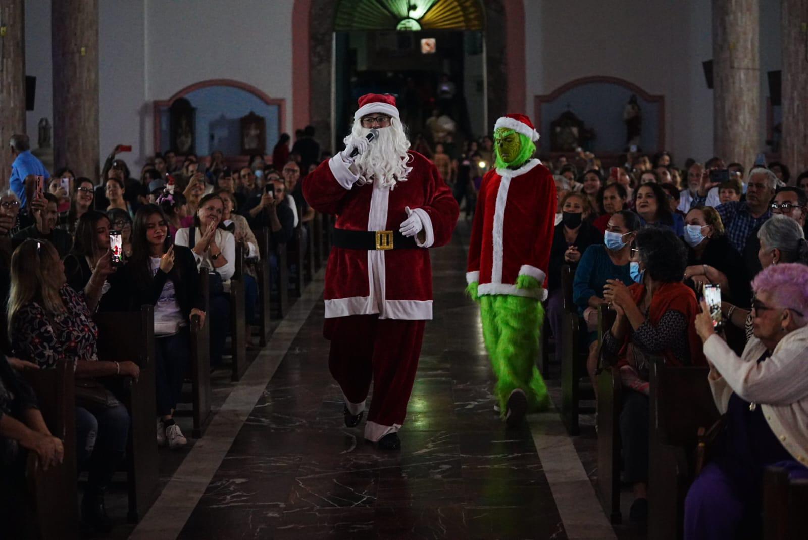$!El Grinch y Santa Claus, personajes invitados que animaron al público y reforzaron el ambiente festivo del concierto.