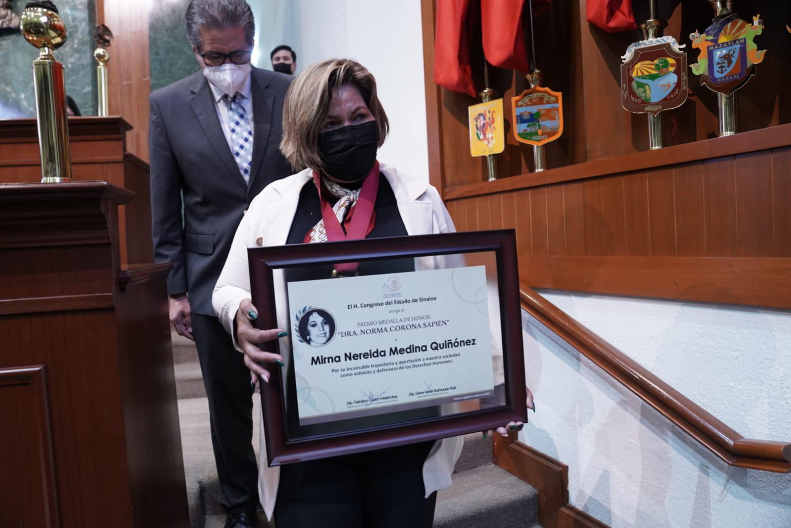 $!Recibe Mirna Medina la Medalla de Honor Dra. Norma Corona Sapién por su lucha en derechos humanos