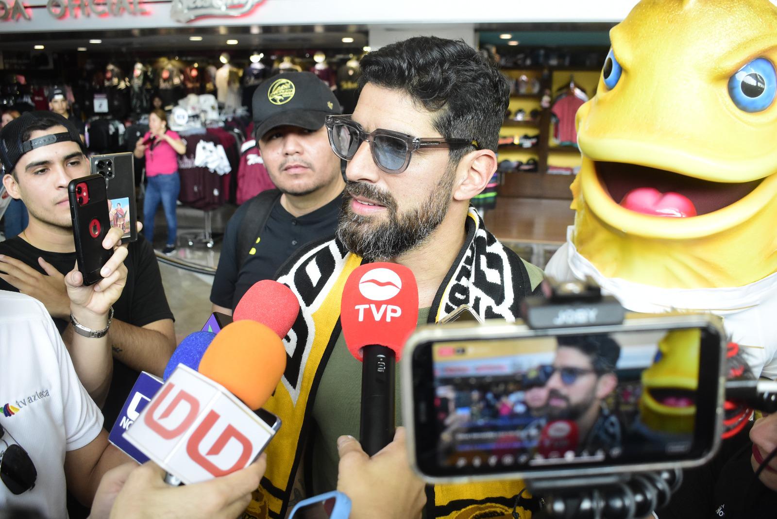 $!Llega ‘El Loco’ Abreu a Culiacán para devolver la ilusión al Gran Pez