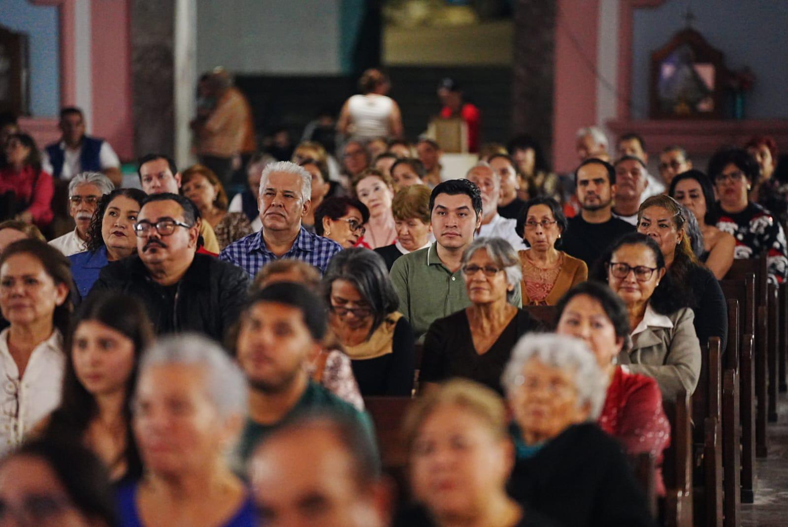 $!El público llenó la Parroquia Cristo Rey, participando activamente con aplausos y cantos durante el concierto.