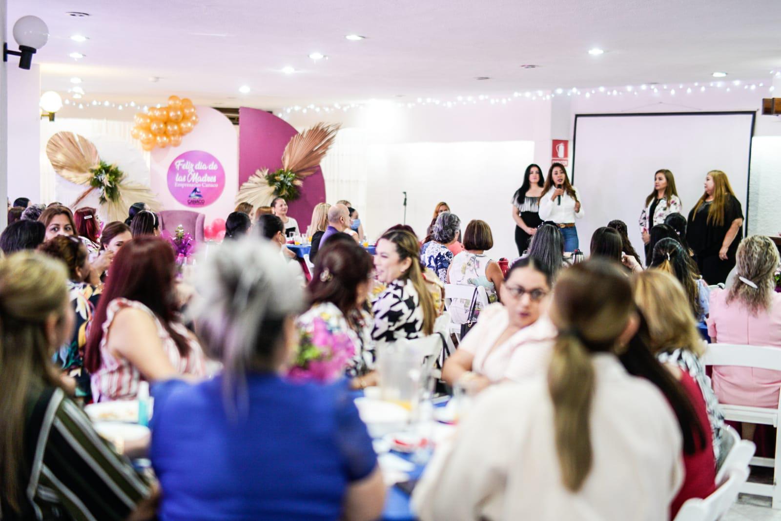 $!Gloria González se reúne con empresarias de Guasave