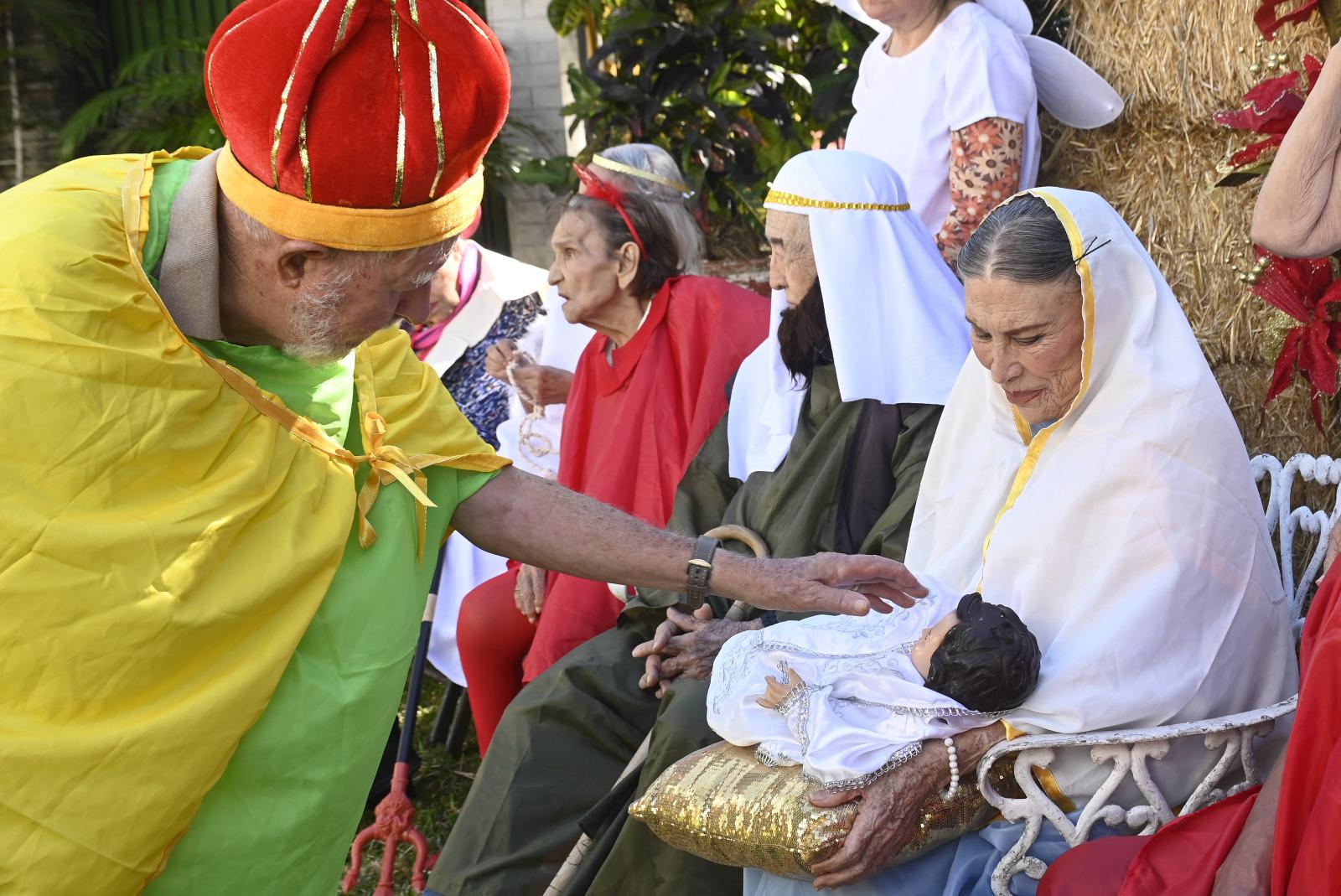$!Con vestuarios y mucha ilusión, los adultos mayores revivieron una de las tradiciones más significativas del Día de Reyes.