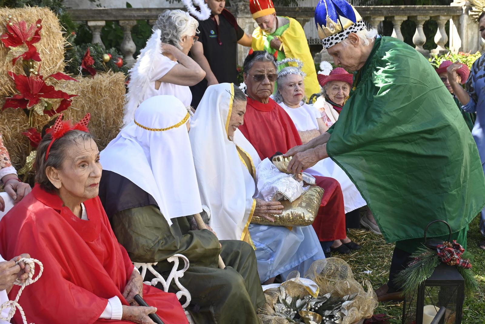 $!Melchor, Gaspar y Baltasar compartieron un momento de alegría al entregar, en la representación, regalos al Niño Dios.