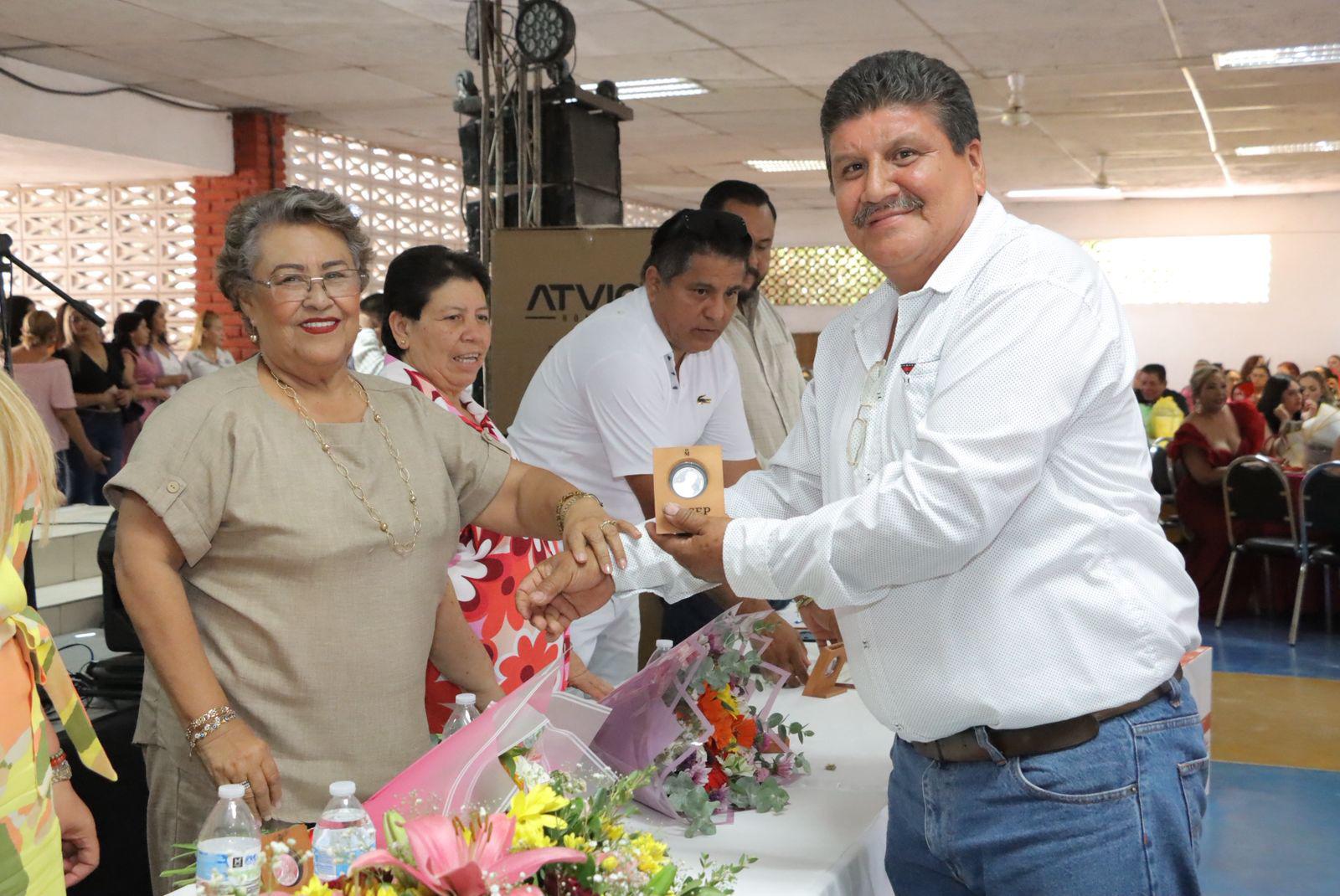 $!Maestros viven su tradicional festejo en Rosario