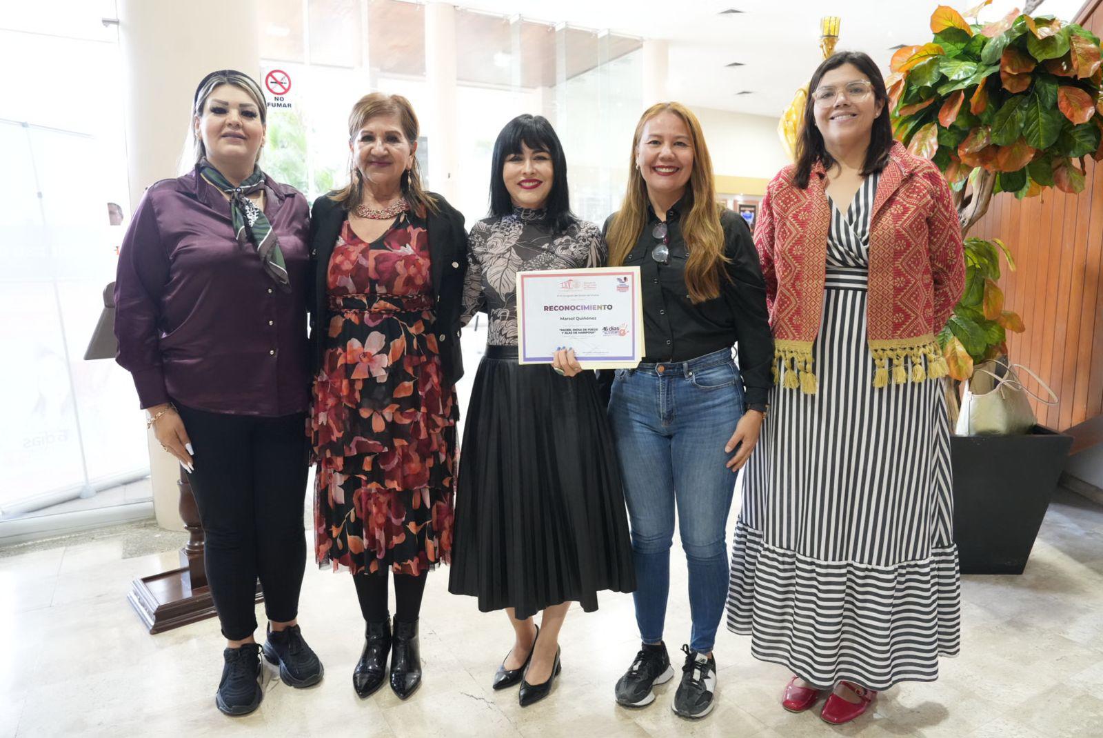 $!Al final, la artista recibió un reconocimiento.