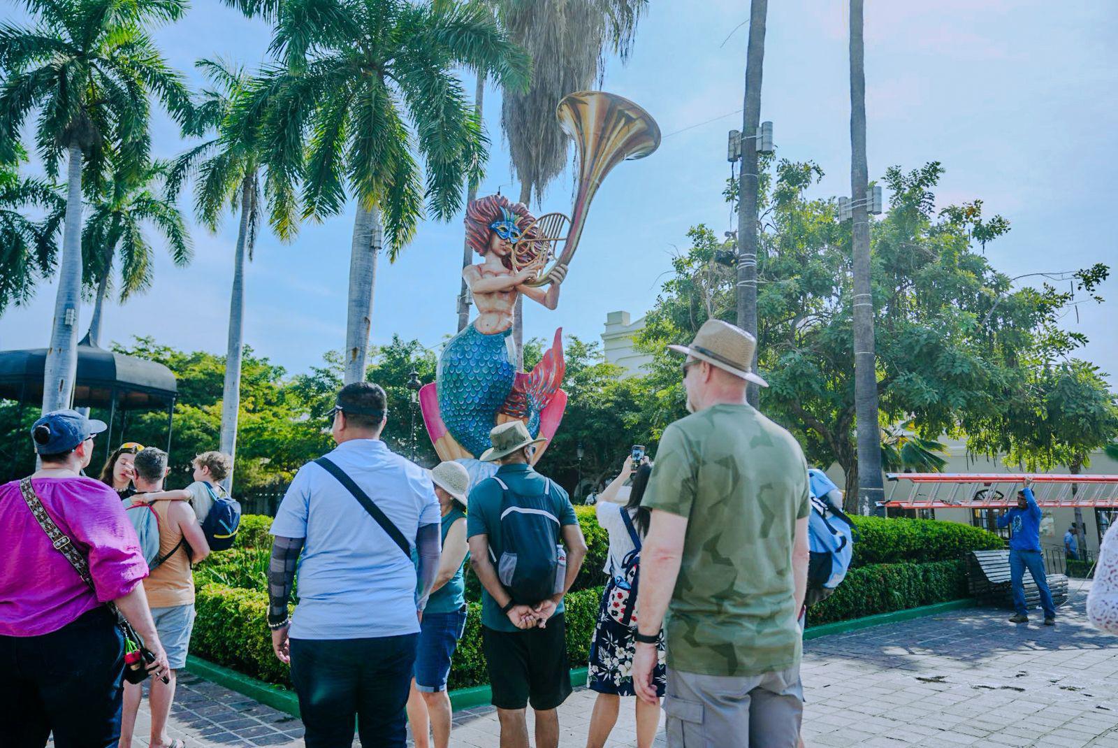 $!Miradas curiosas en las calles y sonrisas espontáneas acompañaron este primer gran movimiento simbólico del Carnaval.