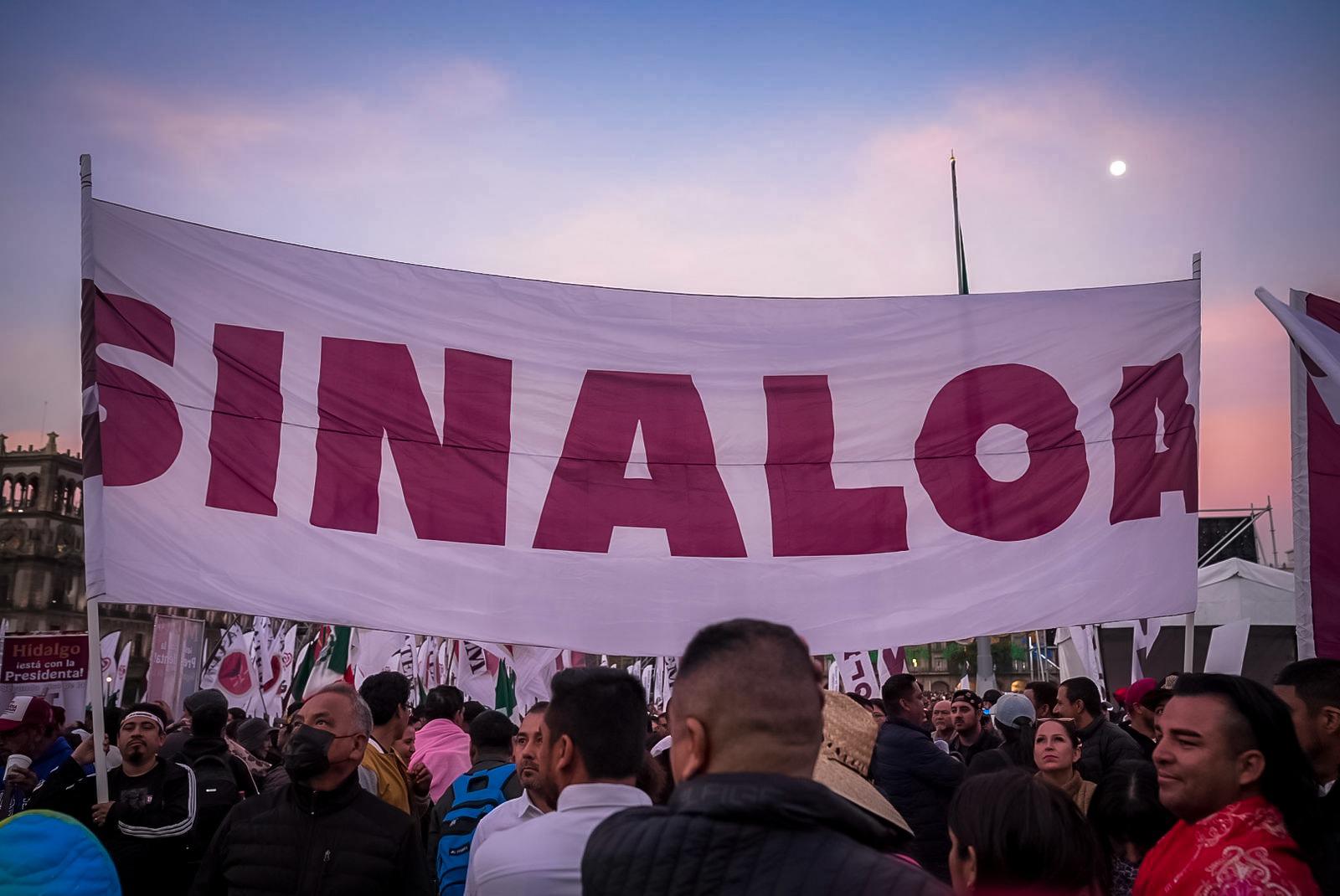 $!Morenistas sinaloenses acuden al zócalo de la CDMX por aniversario de la 4T