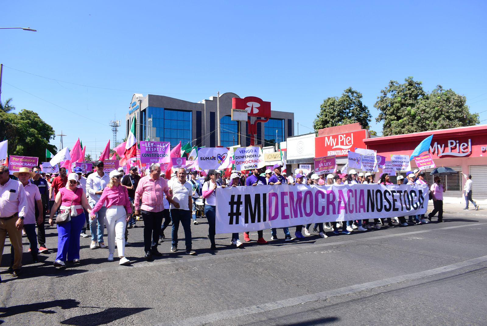 $!Marchan oposición y ciudadanía en Culiacán para defender la democracia en el País