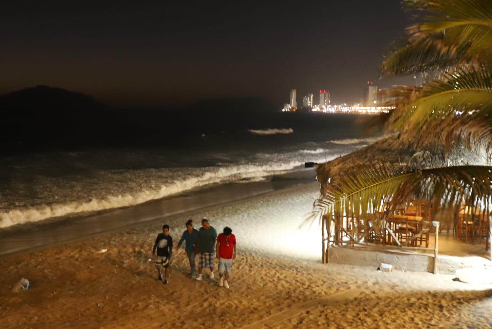 $!‘Pasea’ la policía sin poner orden en las playas de Mazatlán la noche de este lunes