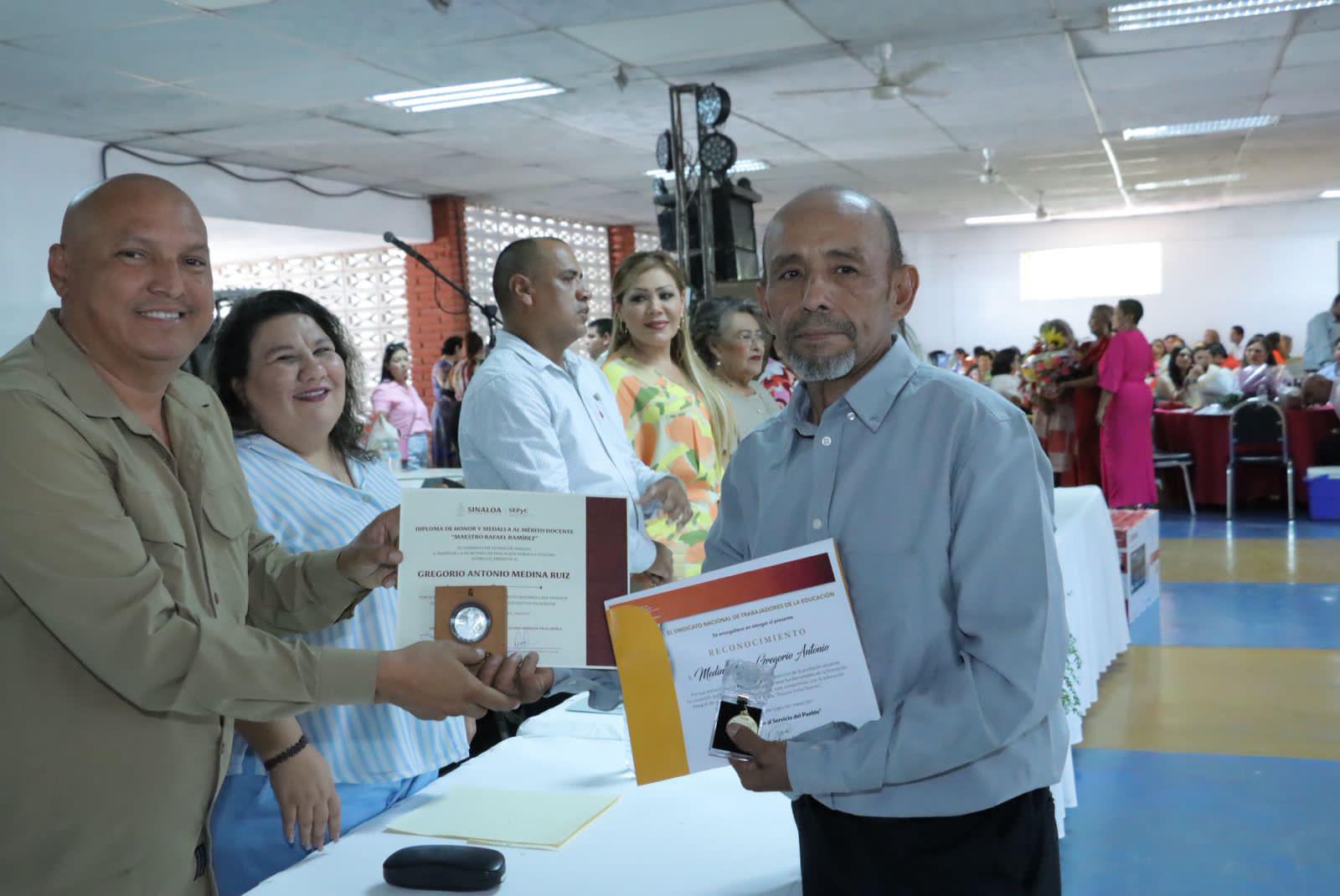 $!Maestros viven su tradicional festejo en Rosario
