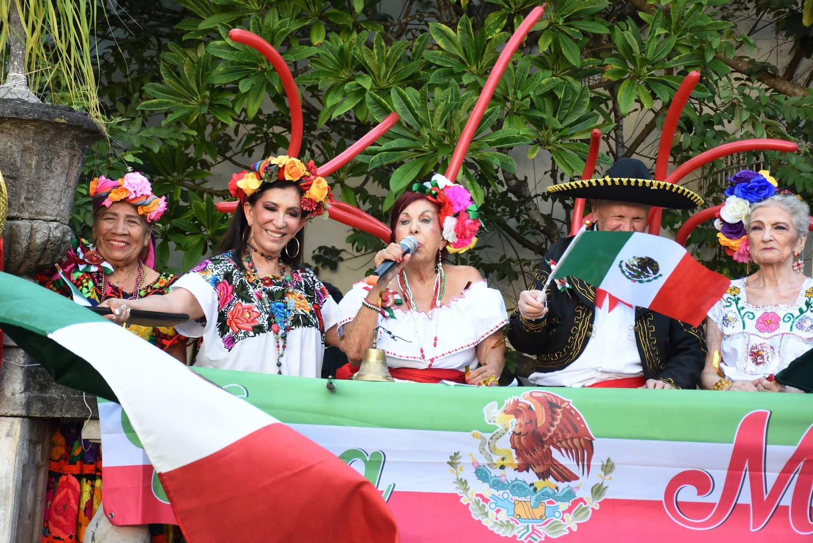 $!Olga Flores fue la encargada de dar el Grito de Independencia.