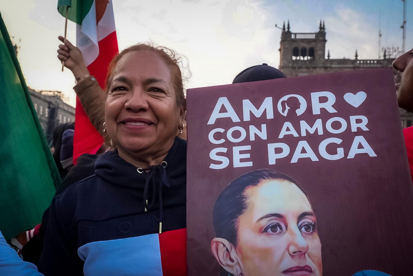 $!Morenistas sinaloenses acuden al zócalo de la CDMX por aniversario de la 4T