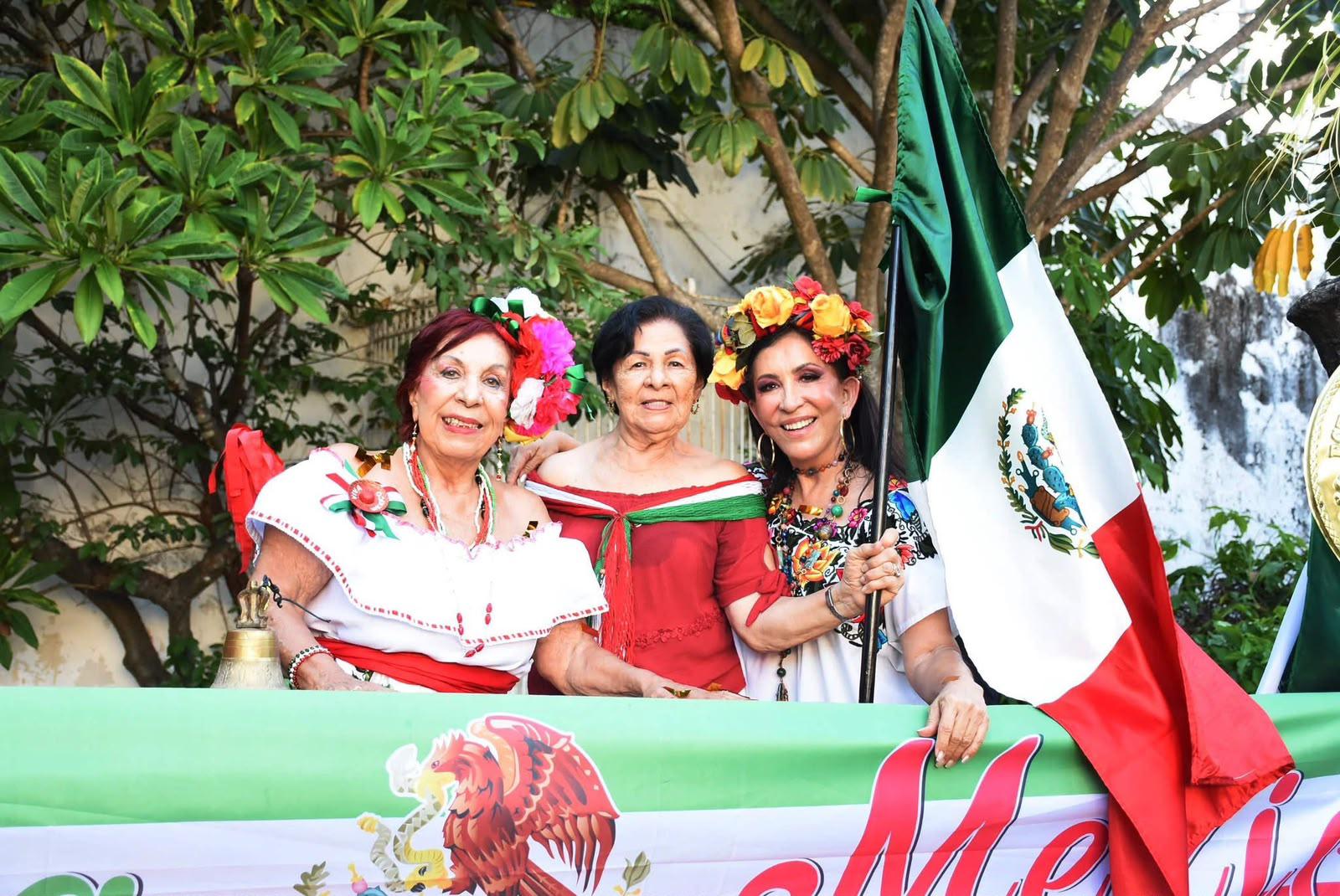 $!Lorena Aguilar (tercera de izquierda a derecha), directora de Plenitud con Calidad, acompañó a los adultos mayores durante el festejo.