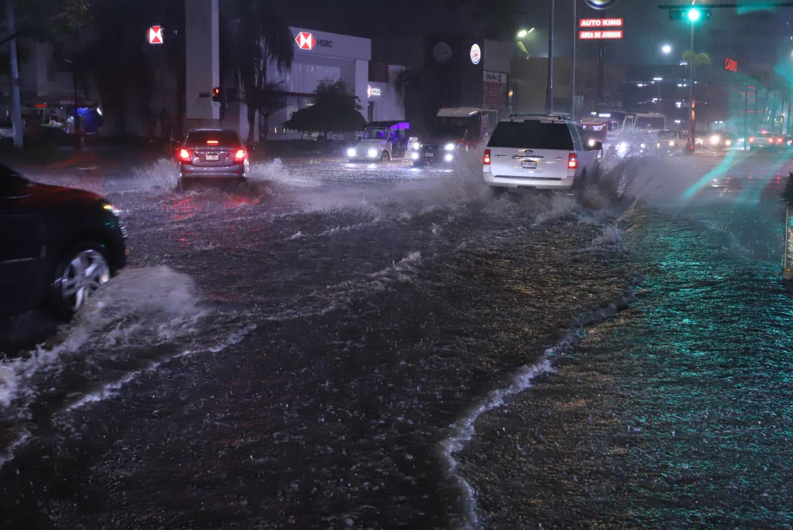$!Azota tormenta a Mazatlán y al sur de Sinaloa