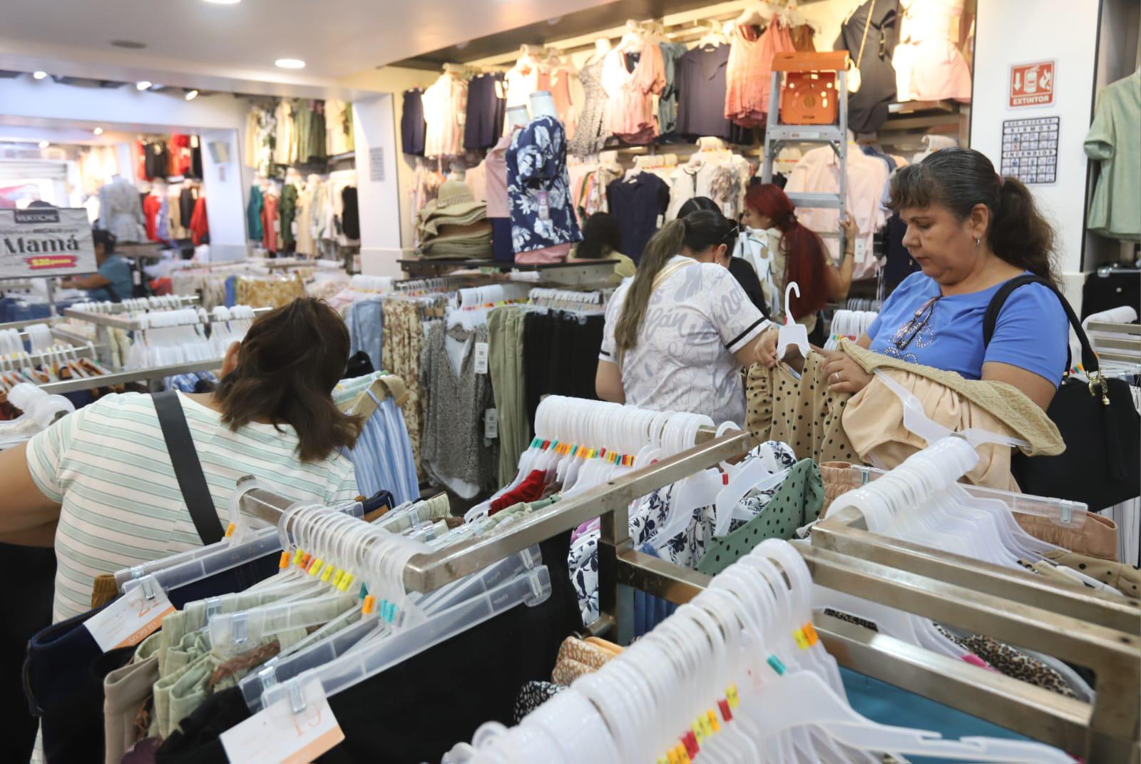 $!Compras para mamá rebasan expectativas en los comercios de Mazatlán