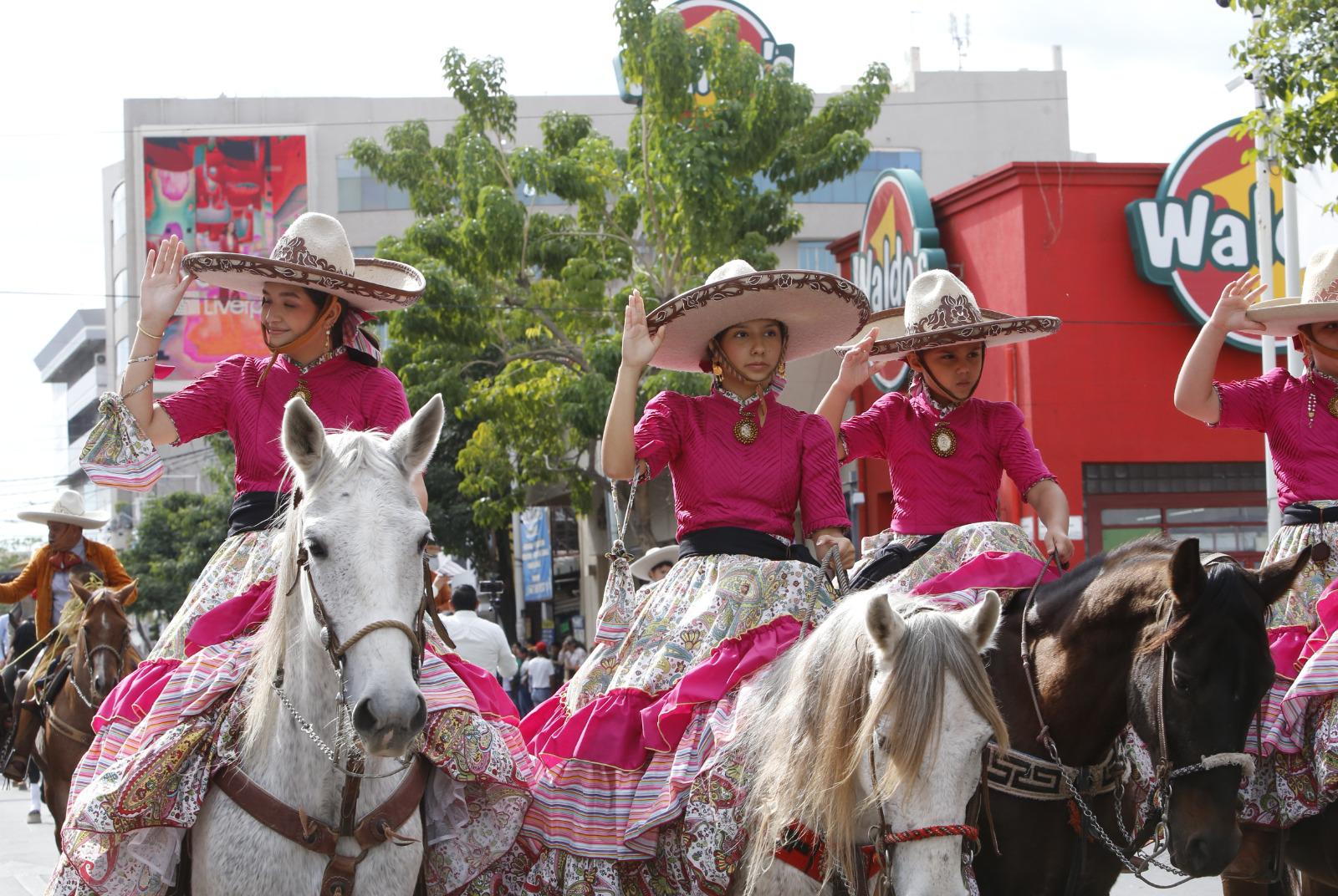 $!Participan casi 4 mil personas en el desfile del 20 de Noviembre en Culiacán