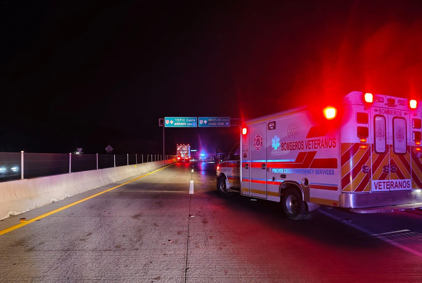 $!Chocan por alcance y matan a motociclista en el Libramiento Mazatlán cerca del distribuidor vial del Ramal Múnich