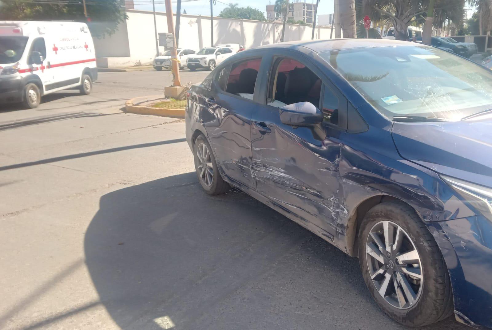 $!Chocan dos autos en la avenida Cruz Lizárraga en Mazatlán