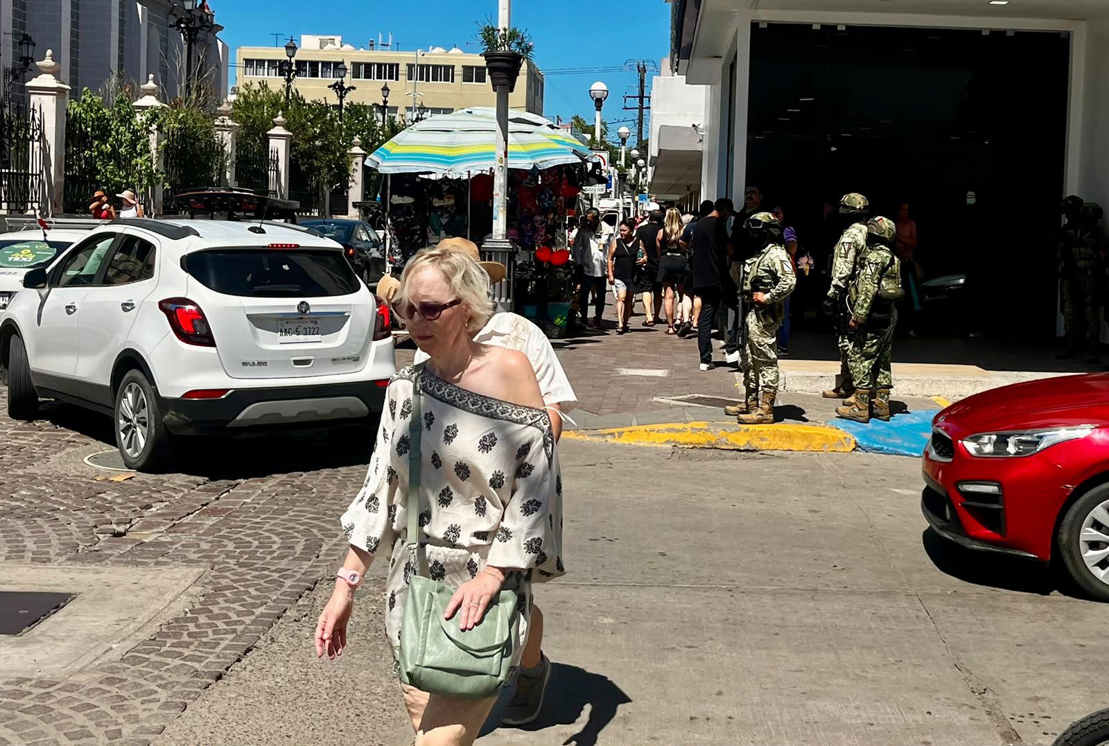 $!Con presencia de fuerzas federales, cruceristas recorren atractivos de Mazatlán
