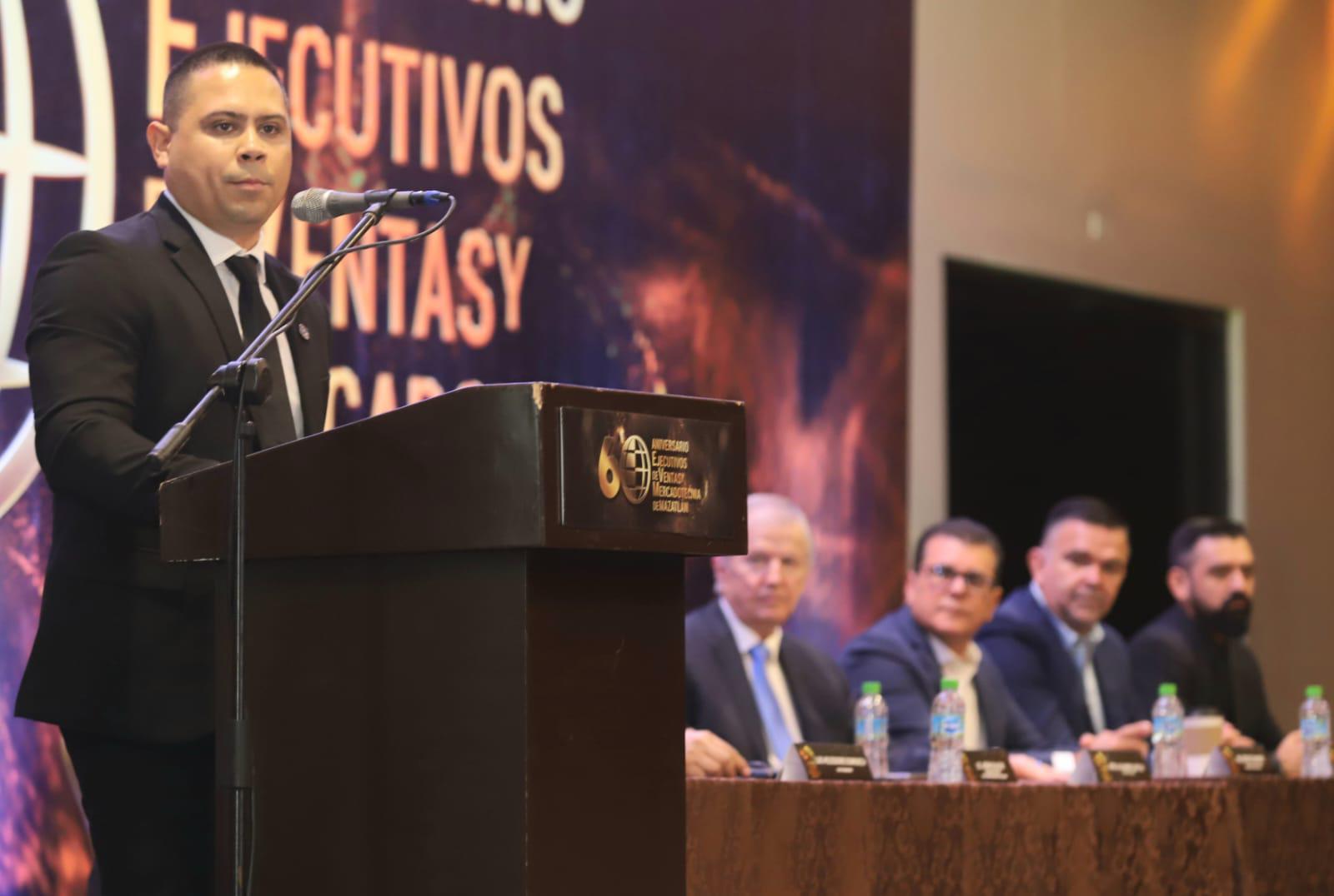 $!Alejandro Castillo en su mensaje a los presentes.