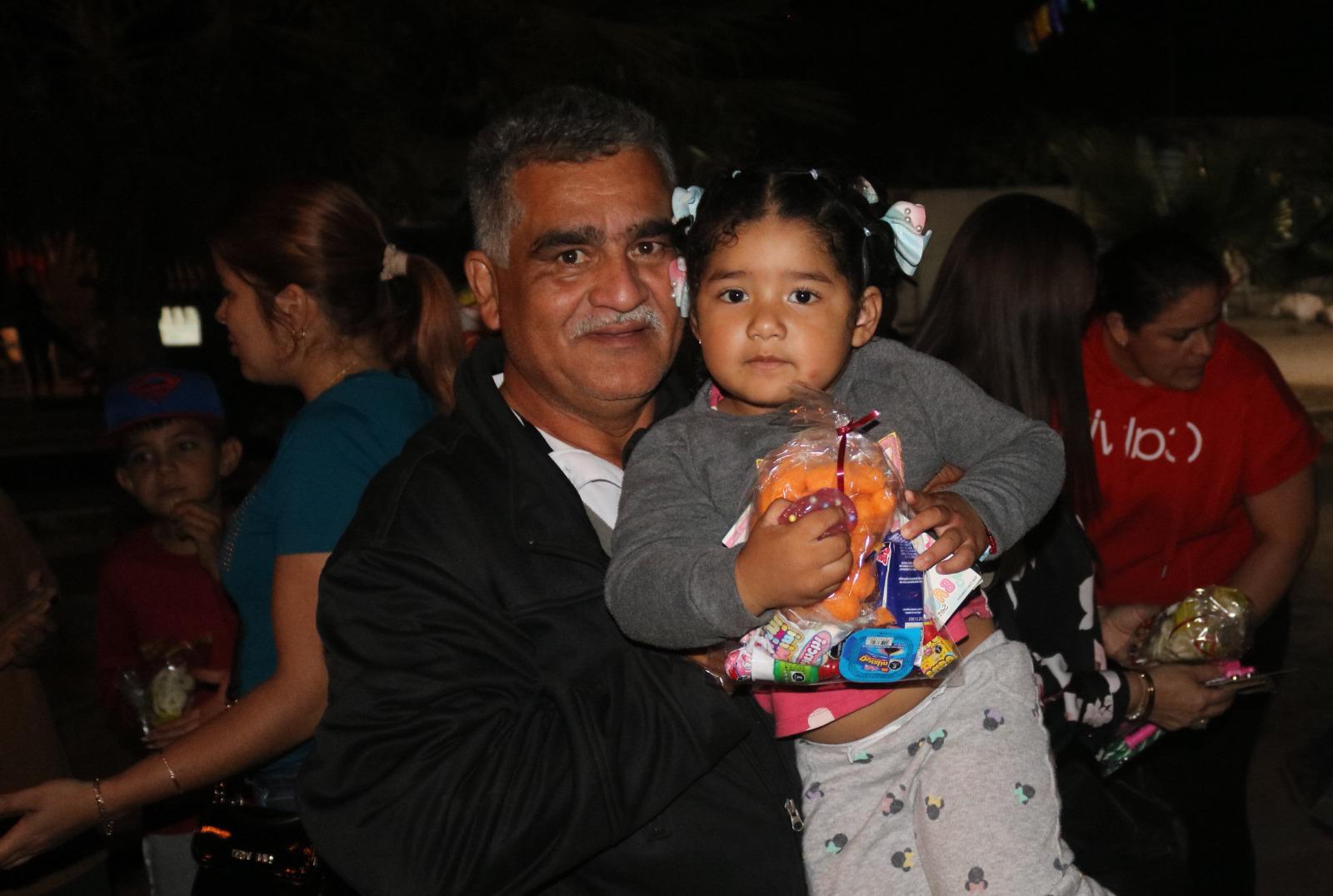 $!Llevan regalos a niños y niñas a comunidades de Escuinapa