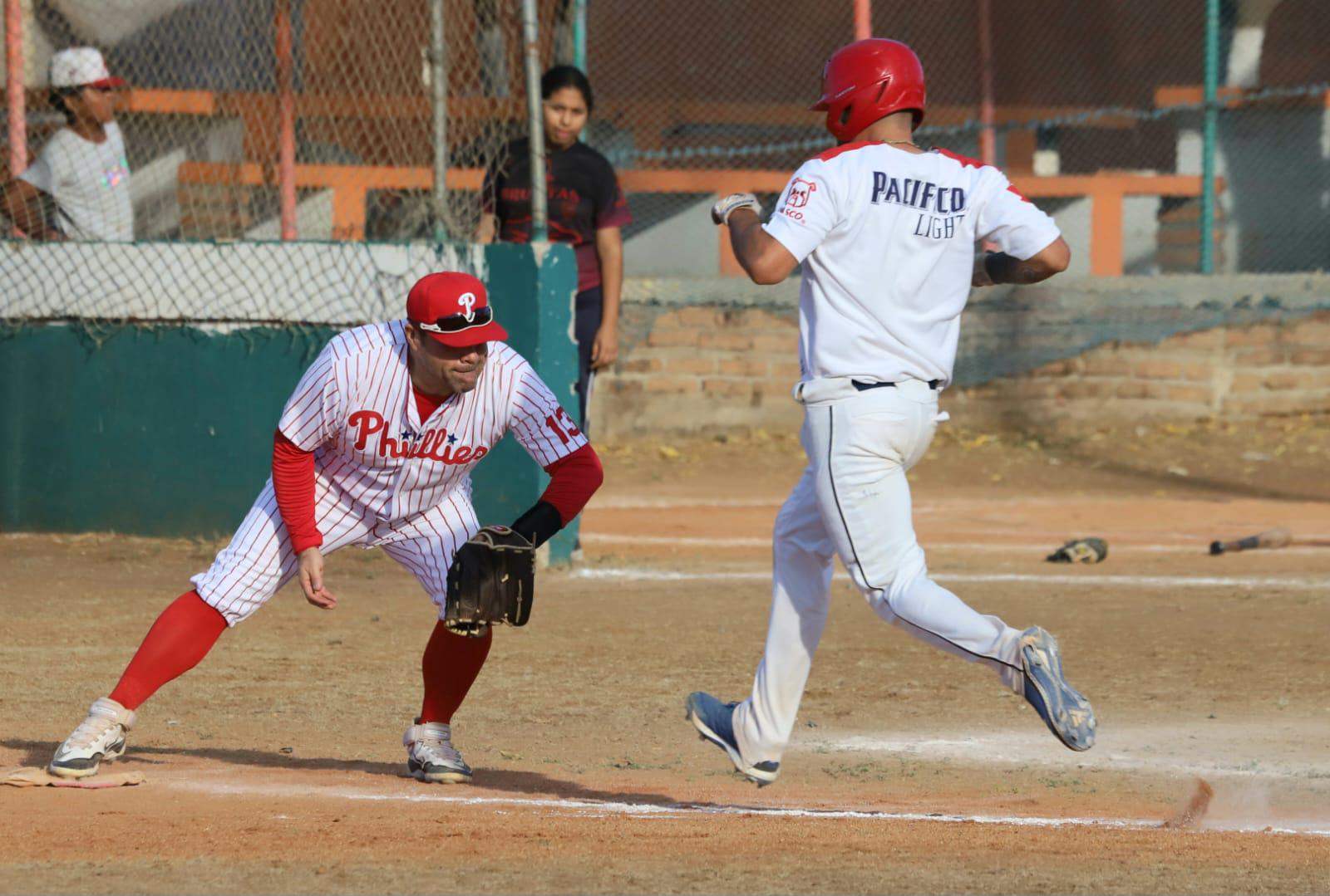 $!Familia Kelly domina duelo en la cumbre en Liga Meseros