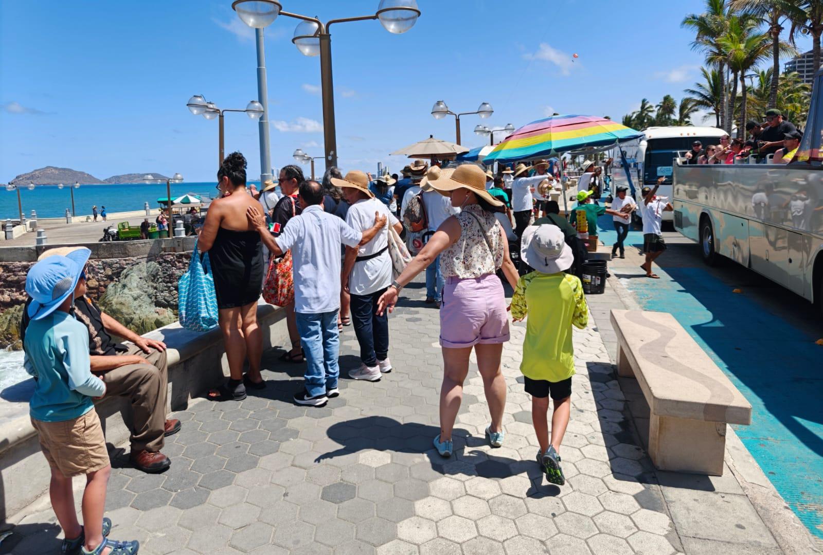 $!Arriba el Carnival Panorama a Mazatlán con más de 4 mil pasajeros