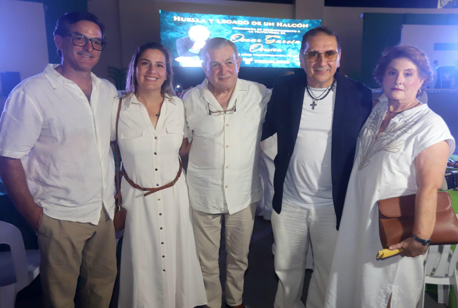 $!Bernardo Valadés, Melissa Heympel de Valadés, Miguel Valadés, Óscar y Coco Urrea de Valadés.