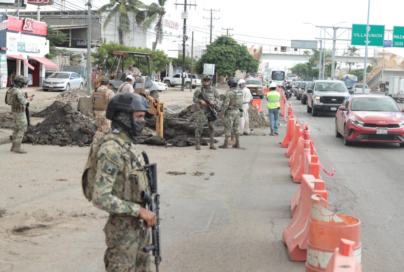 $!Excavan para hallar o descartar ‘huachicol’ en el Libramiento Colosio, en Mazatlán