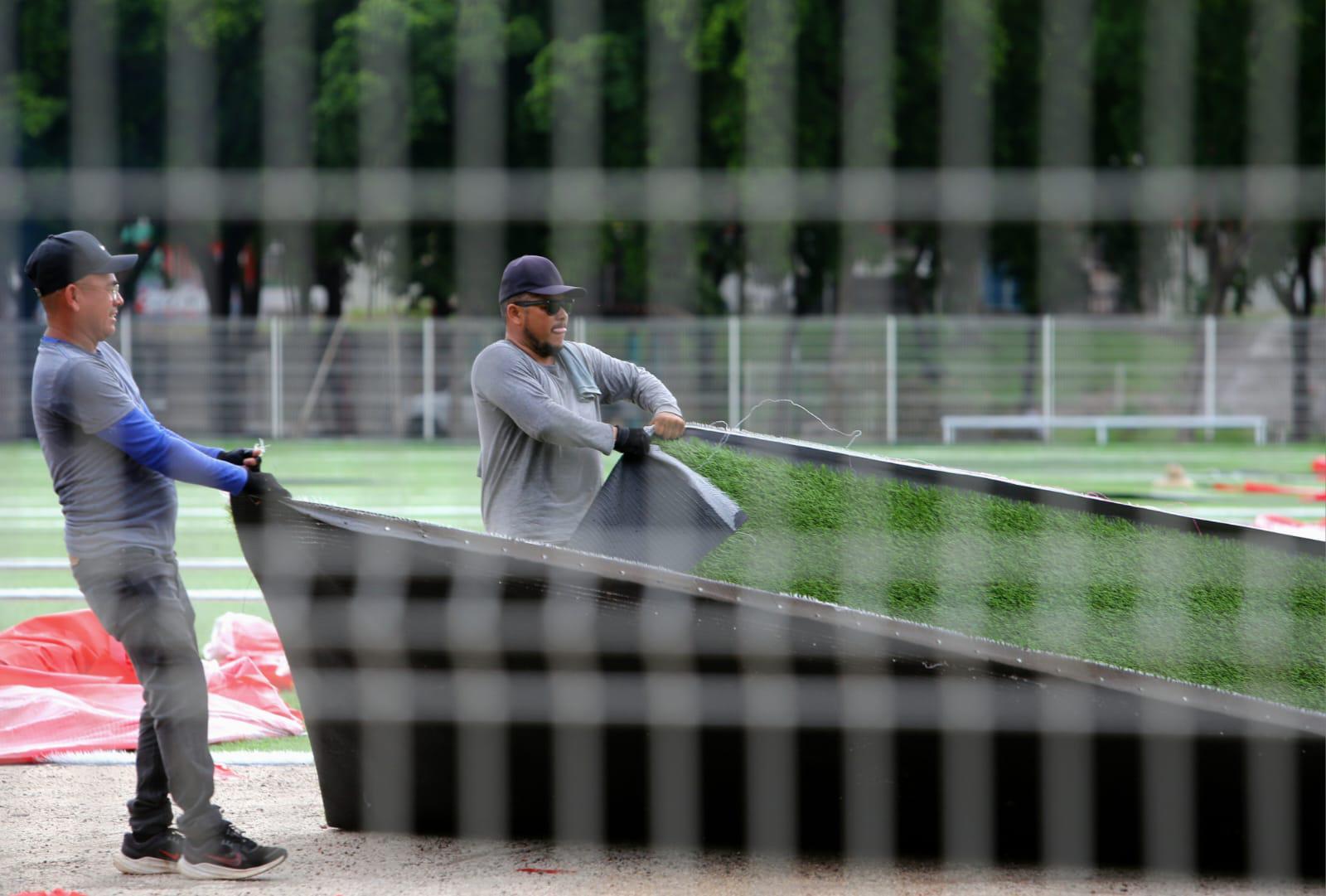$!Rehabilitan canchas de futbol con pasto sintético en el Centro Cívico Constitución