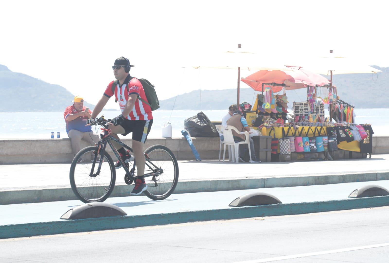 $!Se pinta el malecón de rojiblanco con la visita de Chivas a Mazatlán