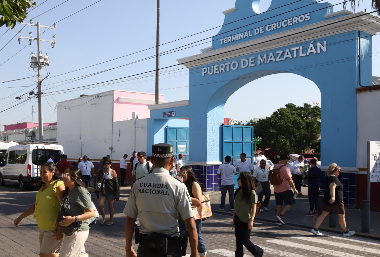 $!Guías denuncian acoso y monopolio de taxistas a cruceristas en Mazatlán