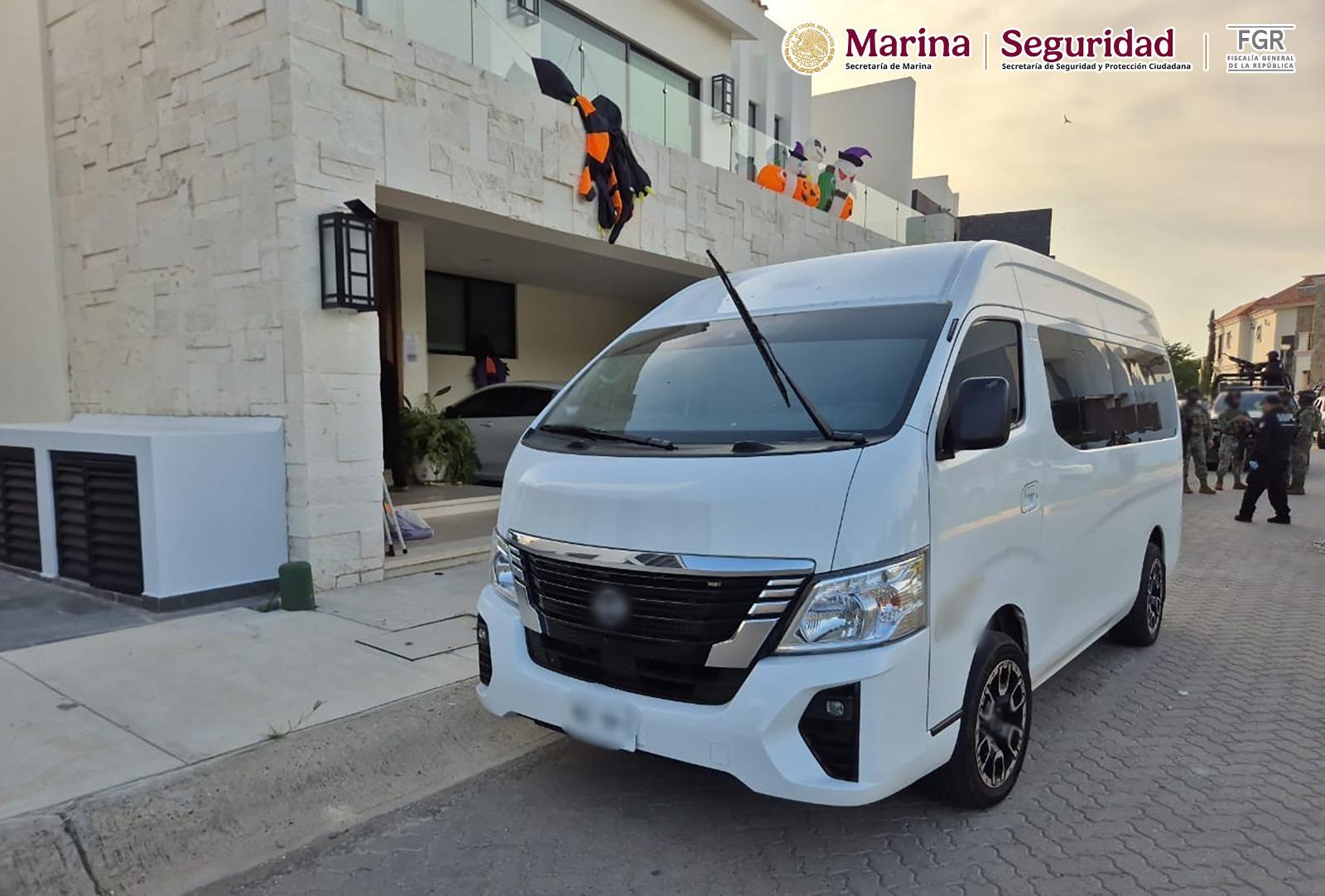 $!Detienen en Mazatlán a un hombre en fraccionamiento de la Marina y le aseguran vehículos, arma larga, cartuchos y droga