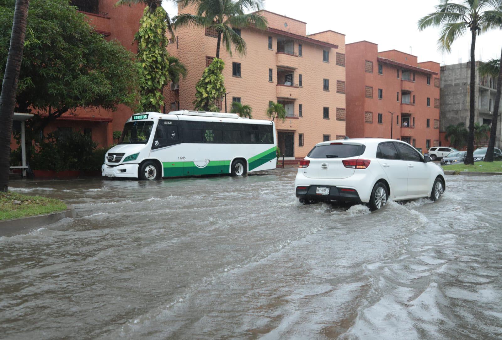 $!Persisten las lluvias intensas para Mazatlán durante la mañana de este sábado
