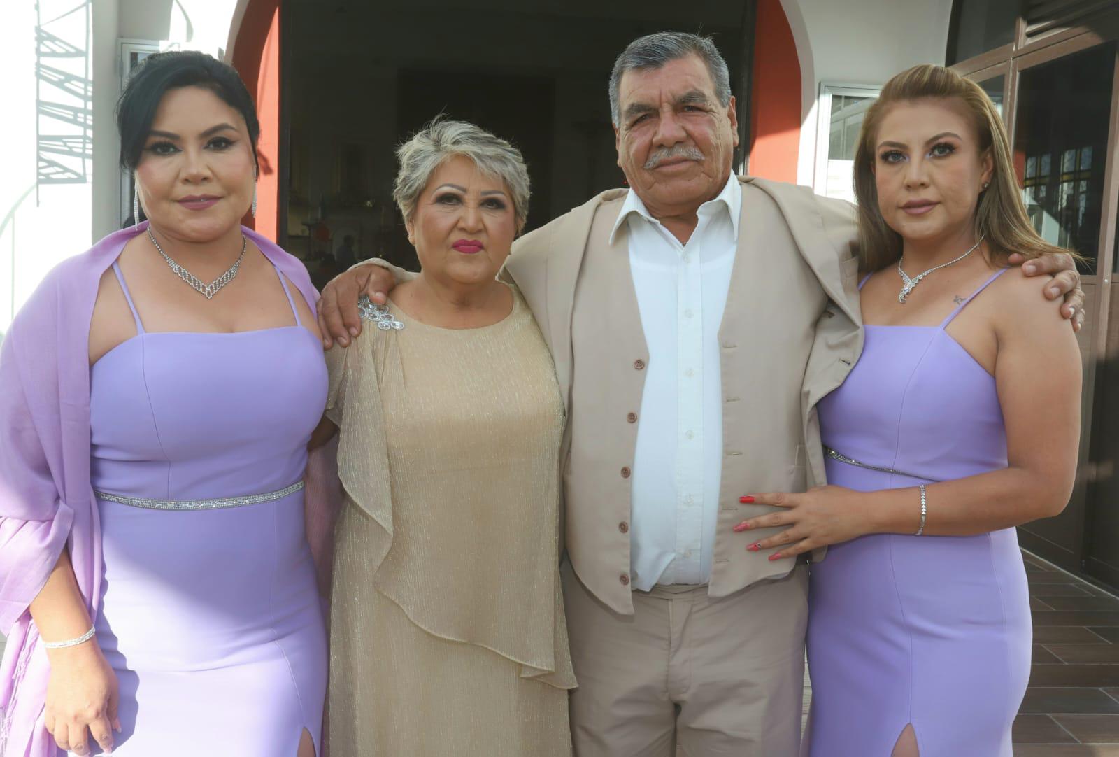 $!Norma Ivon y Dulce Carolina Peralta Ramos con sus padres.