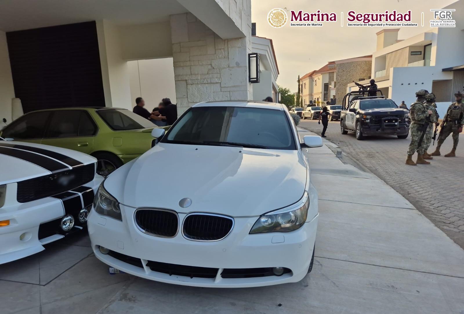 $!Detienen en Mazatlán a un hombre en fraccionamiento de la Marina y le aseguran vehículos, arma larga, cartuchos y droga
