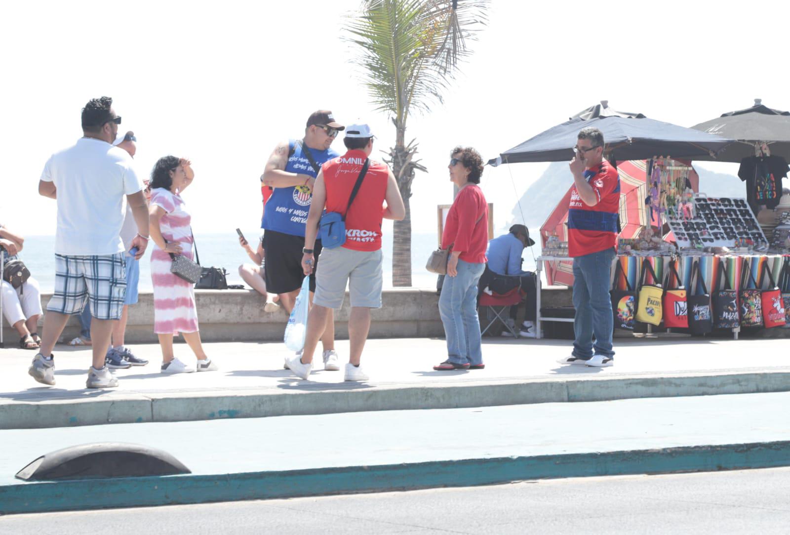 $!Se pinta el malecón de rojiblanco con la visita de Chivas a Mazatlán