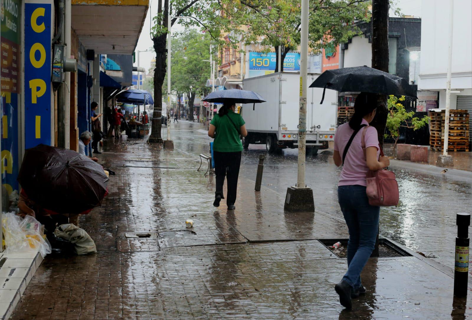 $!Sorprenden lluvias matutinas a Culiacán; activan operativos de emergencia y SEPyC mantiene clases bajo criterio