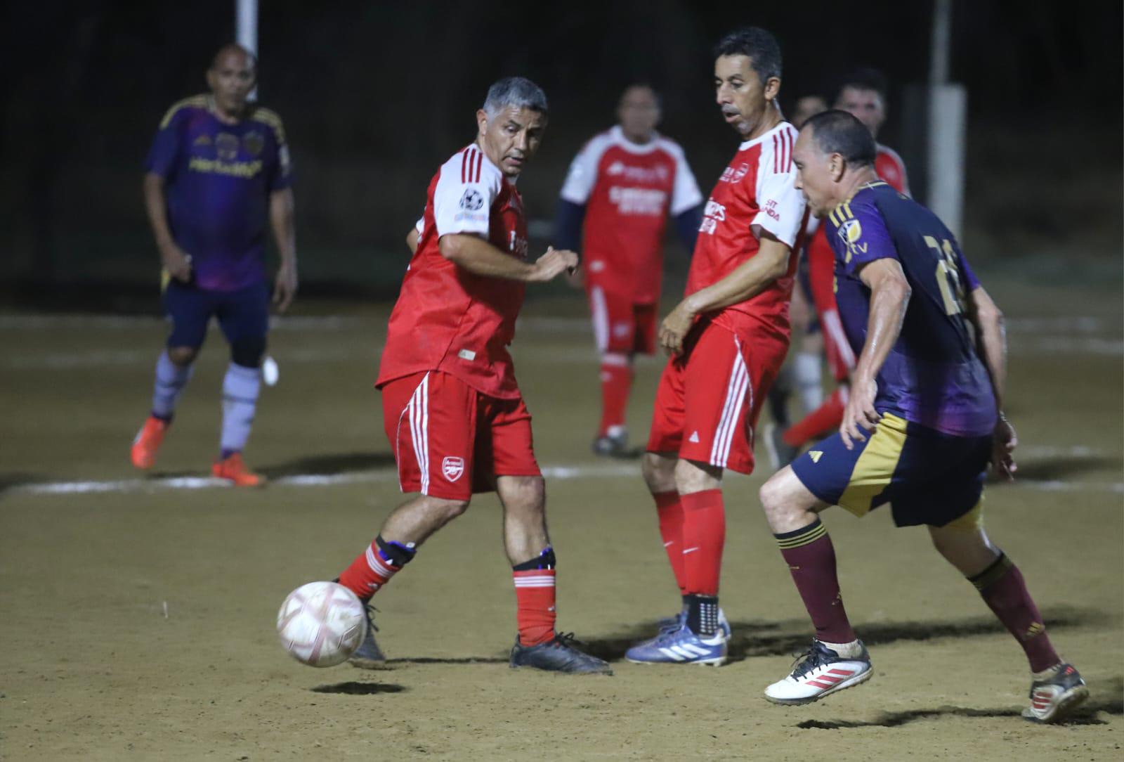 $!Hermanos y Amigos golean y Panteras siguen líderes en Liga de Futbol 55 Años y Más