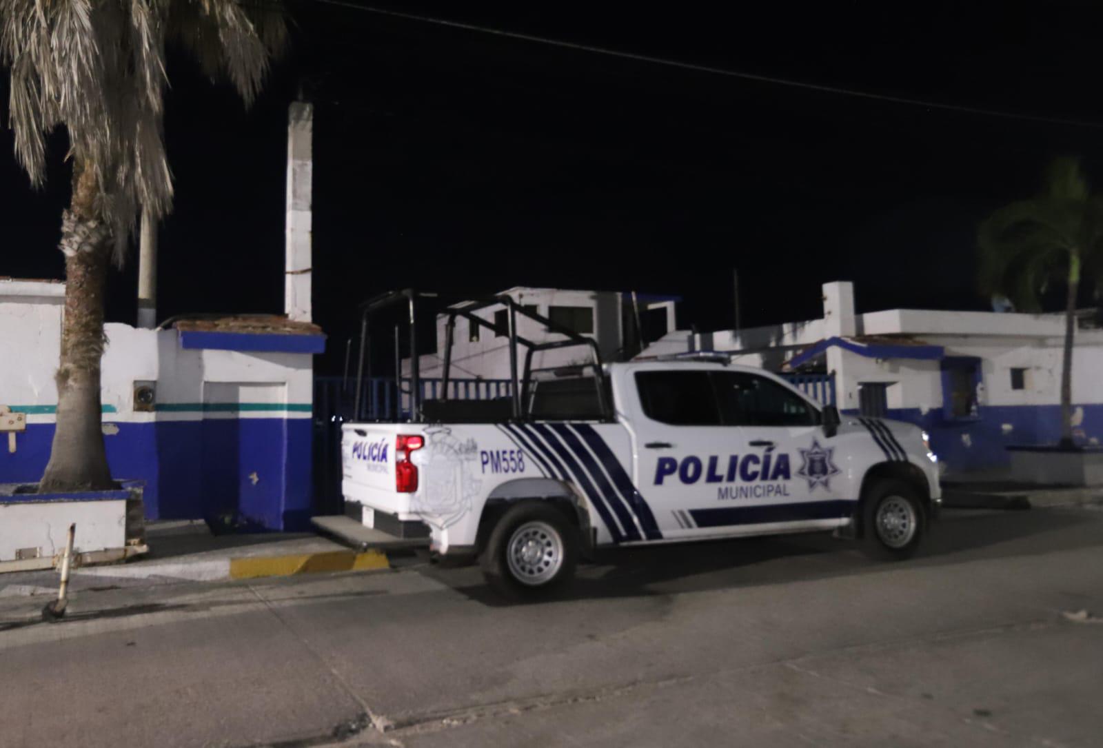 $!Hombre muere al caer entre las rocas en la zona del clavadista en Mazatlán