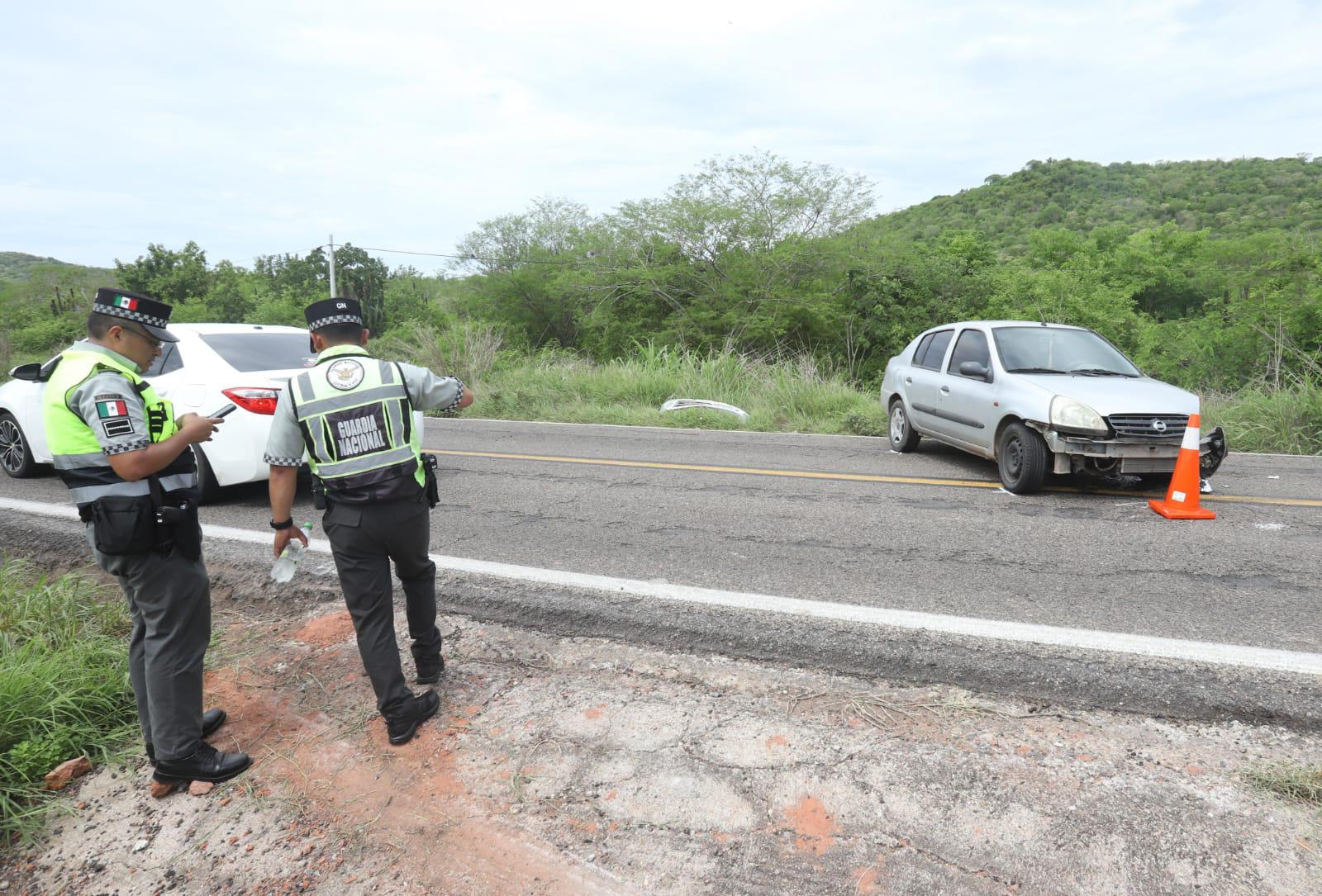 $!Camión de volteo y auto sedán chocan en la Libre Mazatlán-Culiacán