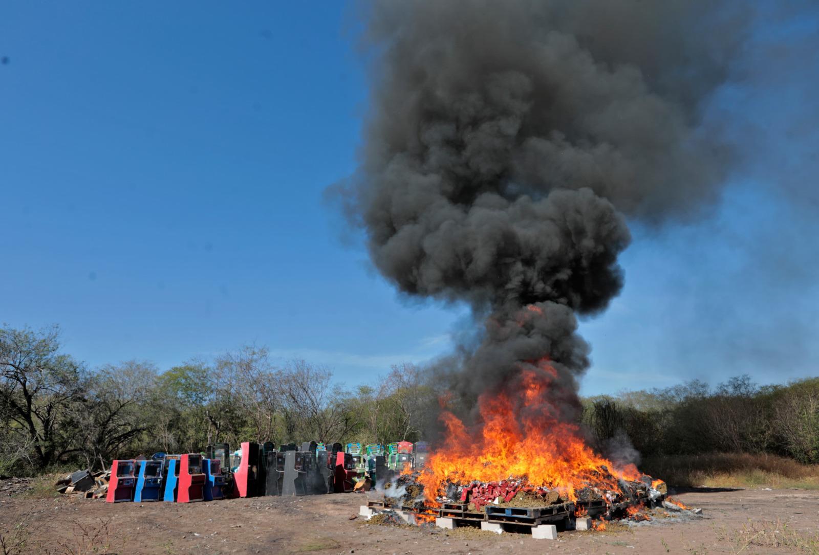 $!Destruyen casi 2 toneladas de drogas y más de 300 objetos del delito en Culiacán